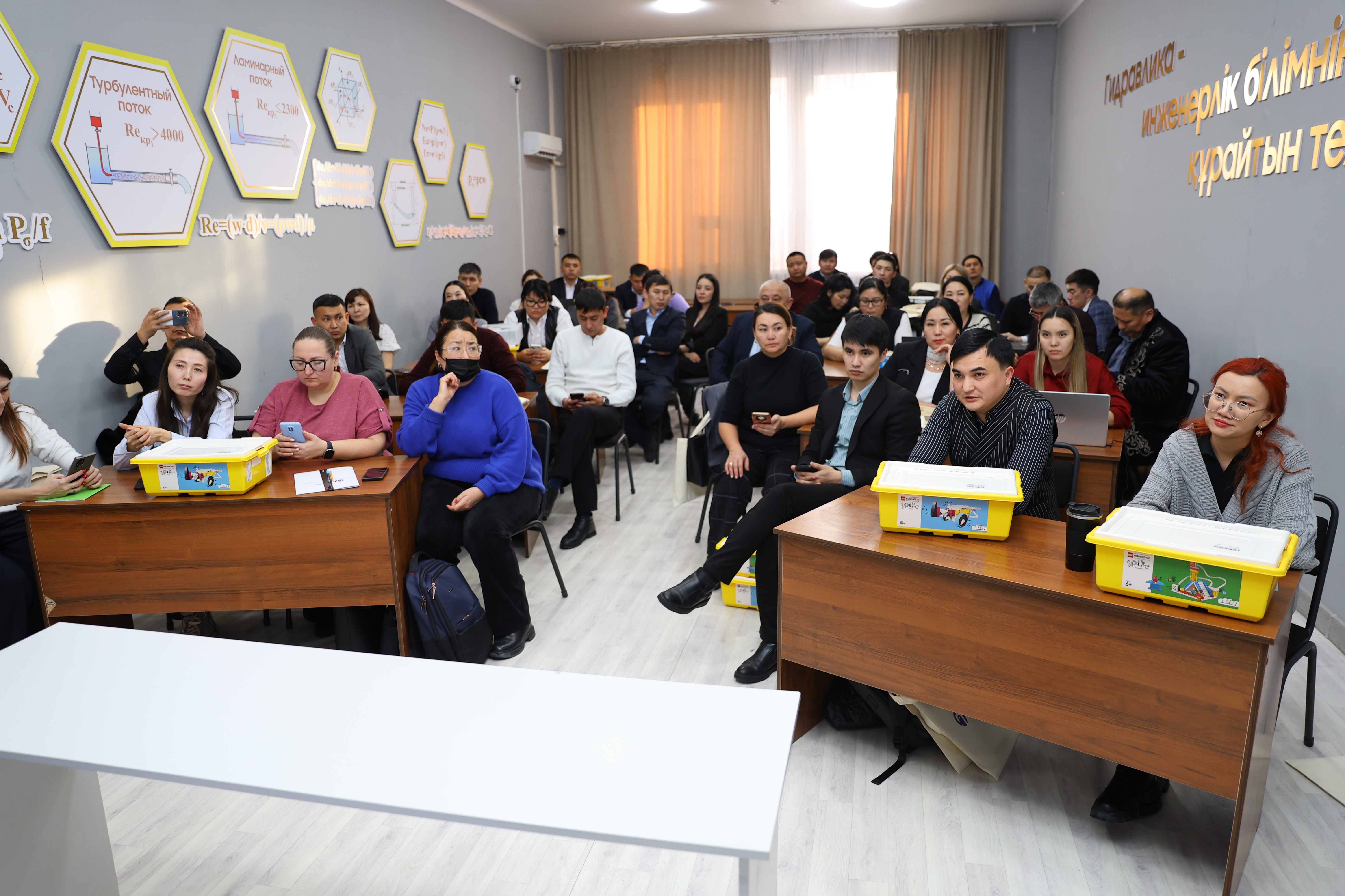 Шәкәрім университетінде FIRST халықаралық робототехника бағдарламалары бойынша оқу жиыны басталды