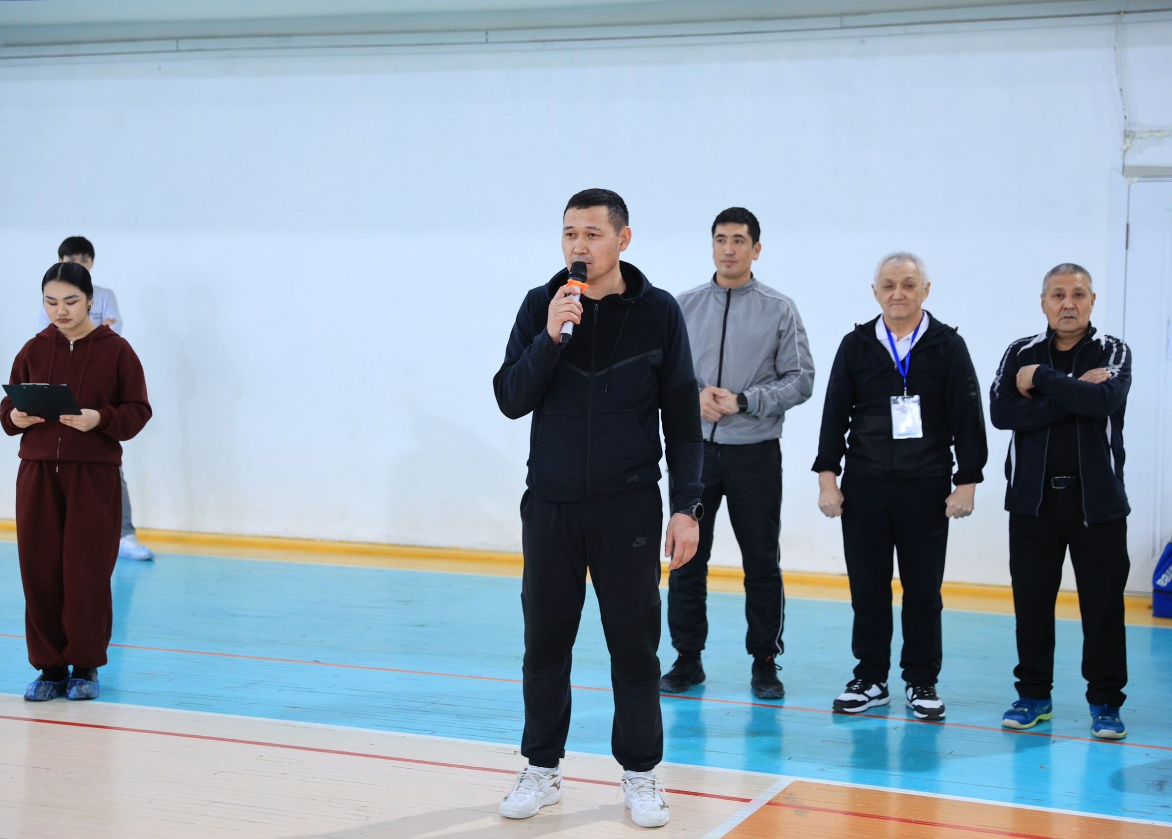 Бірінші курс студенттері спортта бақ сынады