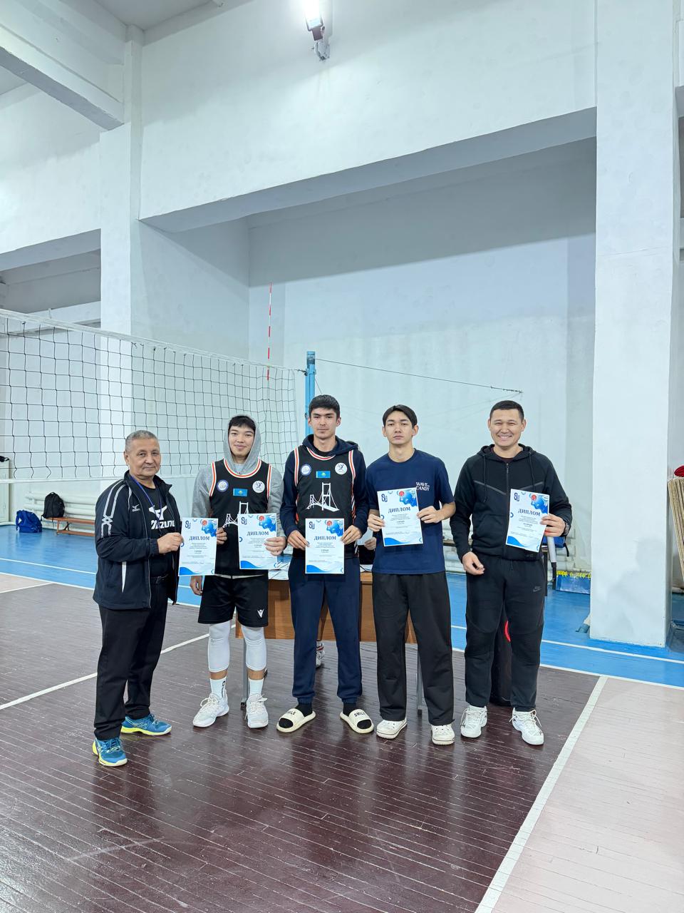 Бірінші курс студенттері спортта бақ сынады
