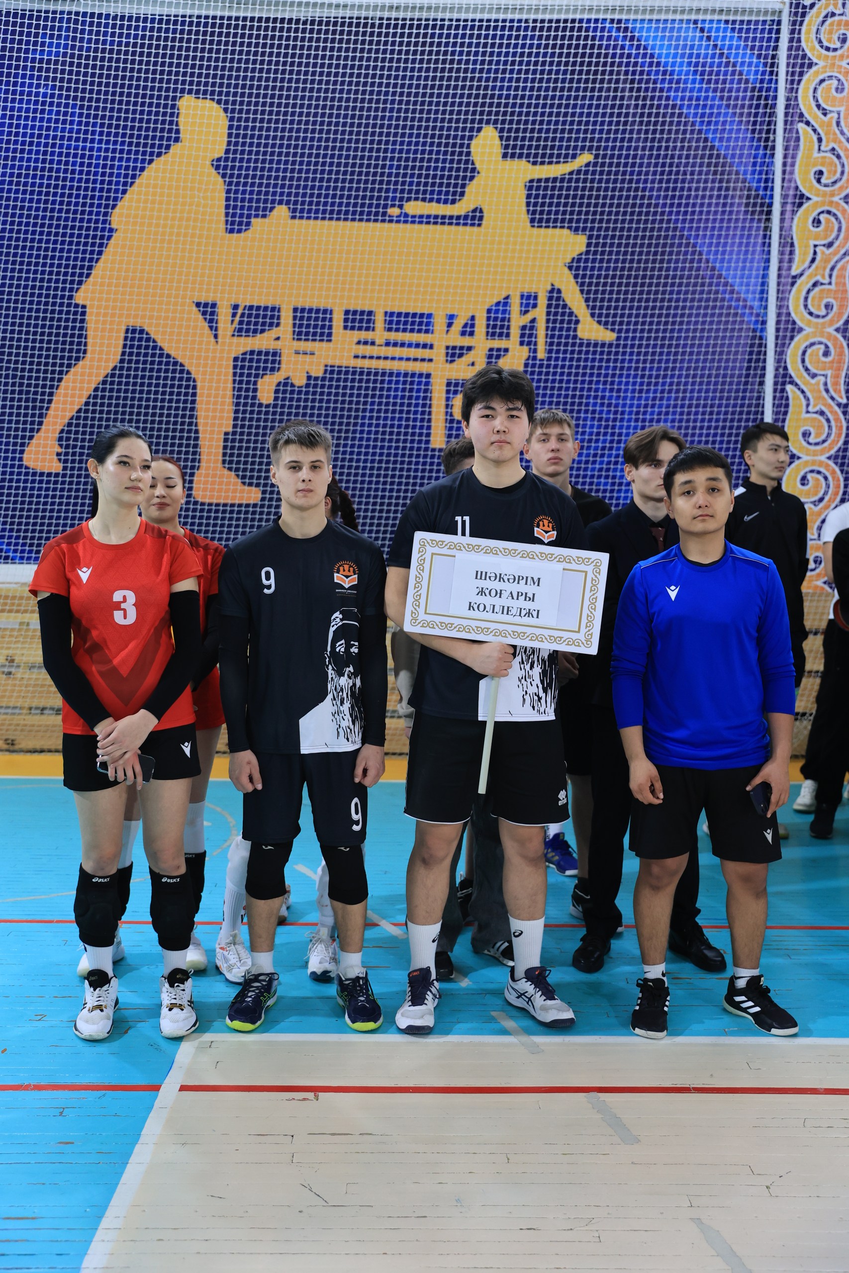 Бірінші курс студенттері спортта бақ сынады
