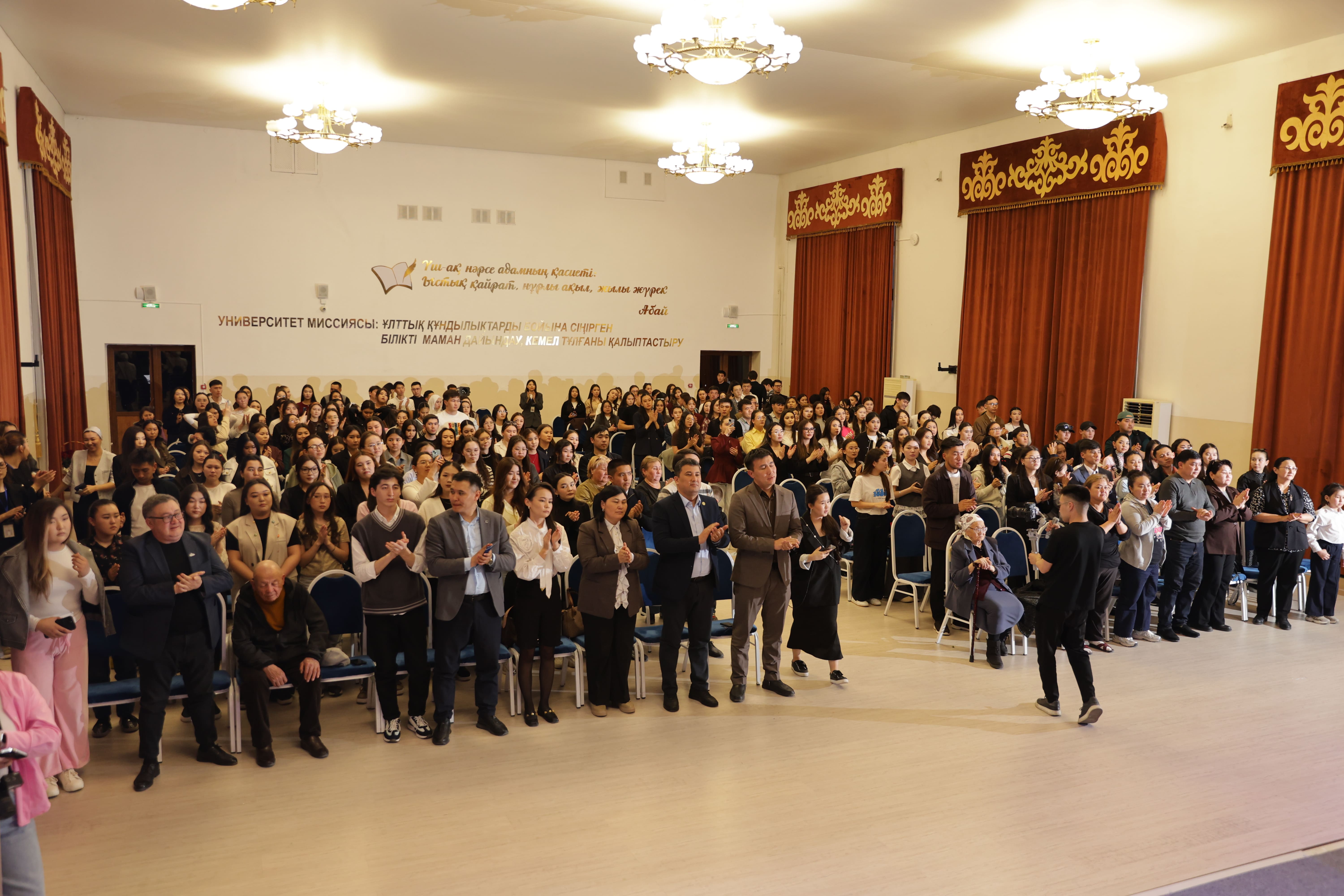 Жүректі тербейтін жыр, сахнадағы сезім