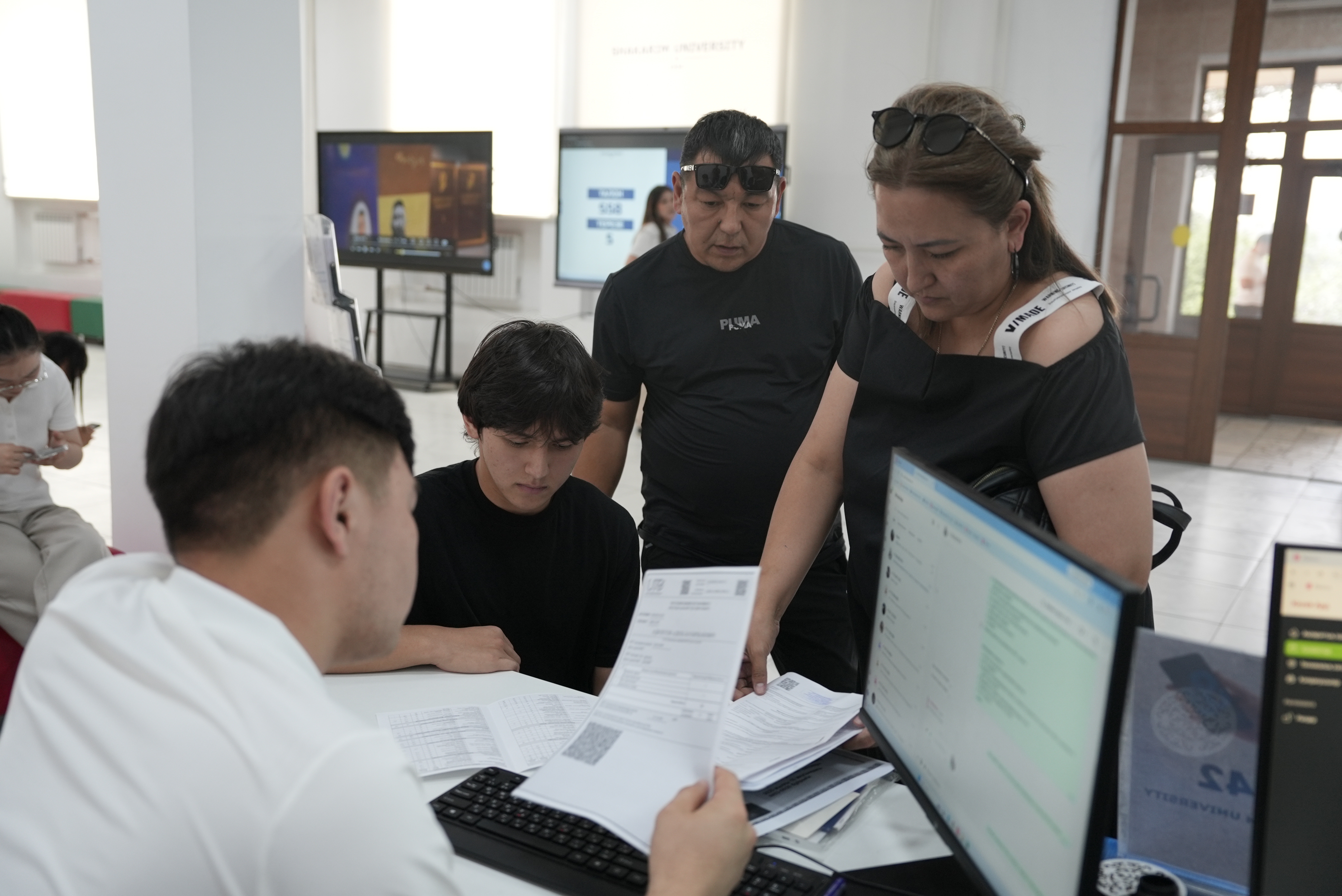 Шәкәрім университетінің ректоры қабылдау комиссиясының жұмысымен танысты