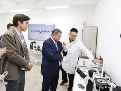 Министр Саясат Нұрбек Шәкәрім университетінің жаңғырған нысандарын аралады