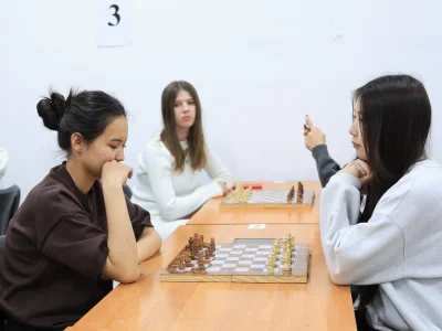 Бірінші курс студенттері спортта бақ сынады