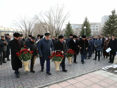 САБАҚТАСТЫҚ НЫШАНЫ: ҰЛЫ ОЙШЫЛҒА ҚҰРМЕТ
