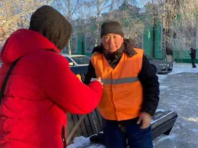 ШӘКӘРІМ ЖАСТАРЫ АЯЗДА КӨШЕ ТАЗАЛАП ЖҮРГЕН ЖҰМЫСШЫЛАРҒА 