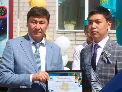 БАСҚАРМА ТӨРАҒАСЫ ШӘКӘРІМ МЕКТЕБІН БІТІРУШІЛЕРДІ СОҢҒЫ ҚОҢЫРАУ МЕРЕКЕСІМЕН ҚҰТТЫҚТАДЫ