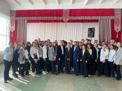 ШӘКӘРІМ УНИВЕРСИТЕТІНІҢ ӨКІЛДЕРІ МАМАНДЫҚ ТАҢДАУДА МЕКТЕП ОҚУШЫЛАРЫНА КЕҢЕС БЕРУДЕ