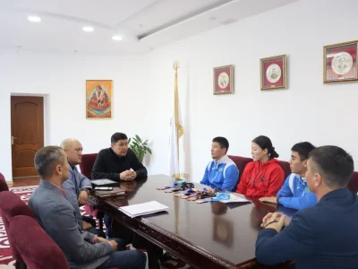 БАСҚАРМА ТӨРАҒАСЫ МЕН СПОРТШЫ СТУДЕНТТЕРІМІЗ ЖҮЗДЕСТІ